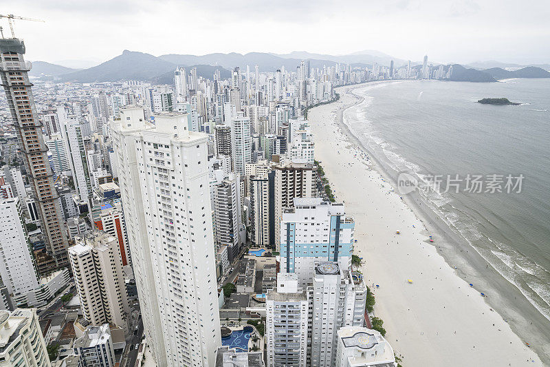 Balnéario Camboriú海滩海滨的观点在一个阴天和很少的人在海滩上